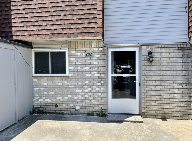 Building Photo - 3-Bed, 2.5 Bath Condo