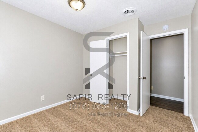 Building Photo - 4716 Oak St