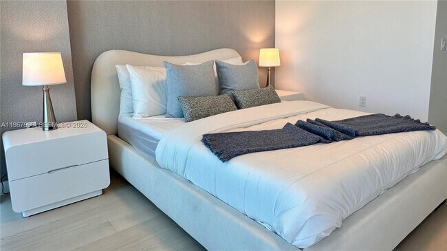 Building Photo - 9201 E Bay Harbor Dr