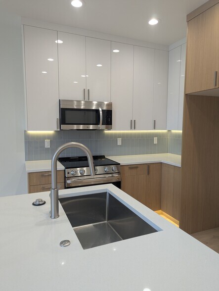 Building Photo - 5041 SE King Rd