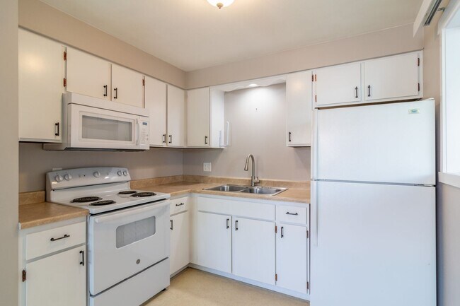 Building Photo - 508 S Cedar St