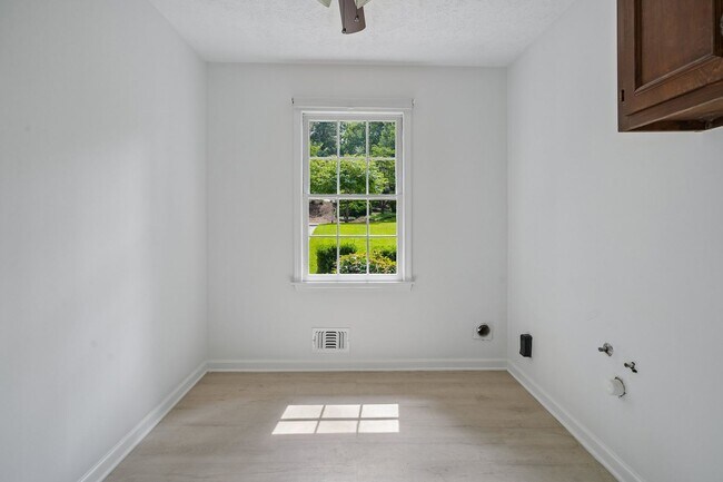 Building Photo - 5 Bedroom Two Story Colonial Home in Walton HS District