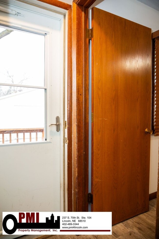 Building Photo - 3 Bedroom and 1.5 bathroom House for rent