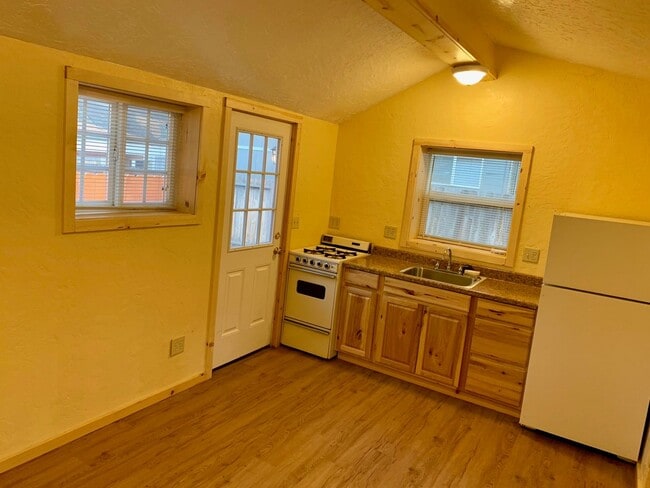 Building Photo - Sweet studio Cabin avail. August 5, 2025!!!