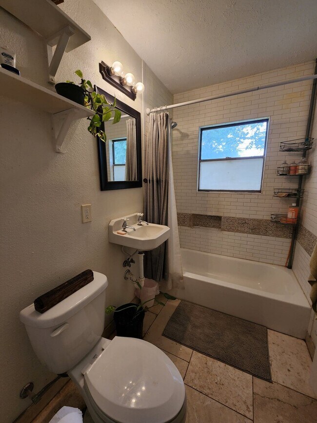 Building Photo - 3707 Daphne St