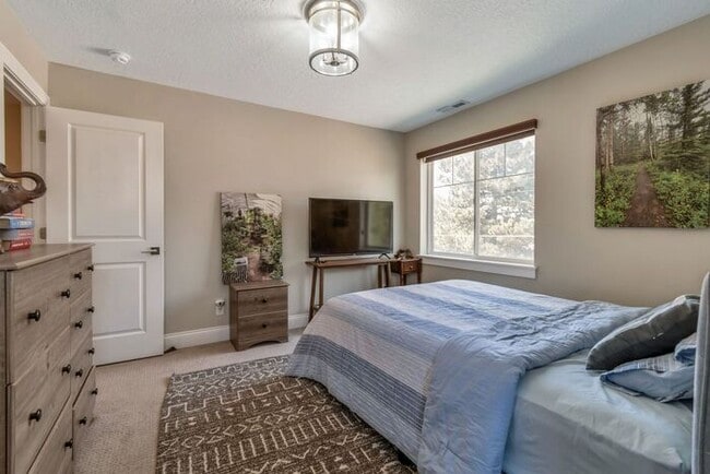 Building Photo - Upmarket Townhouse in Sought After Holladay City