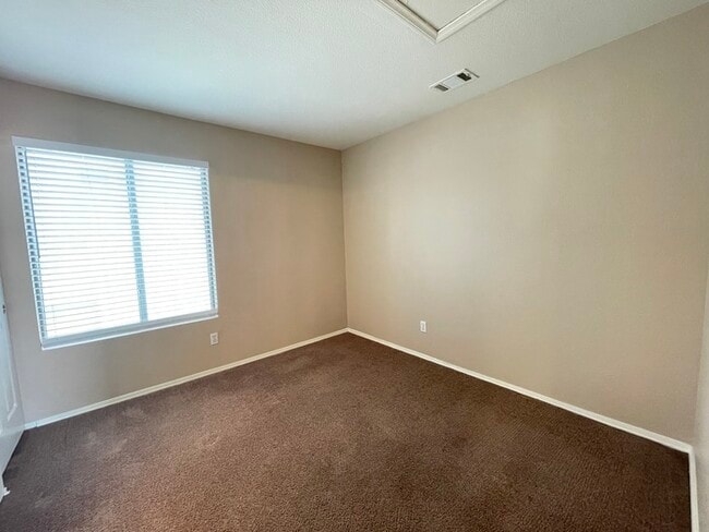 Building Photo - Carry Over Showing: This property has been...