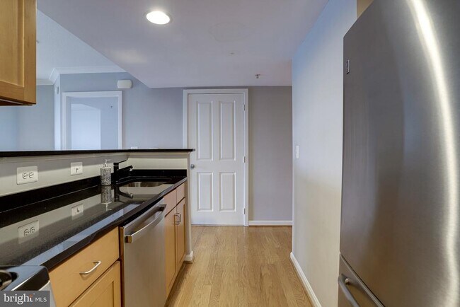 Building Photo - 2220 Fairfax Dr