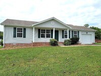Building Photo - 3 Bedroom 2 Bathroom home!!