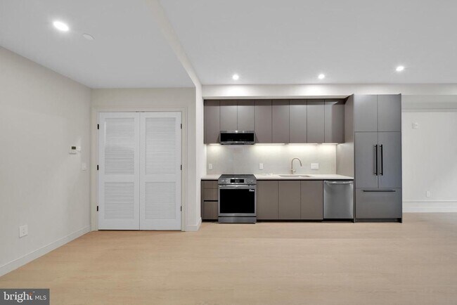 Building Photo - 2121 Ward Pl NW