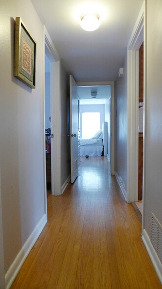 Building Photo - 310 West Mistletoe Avenue