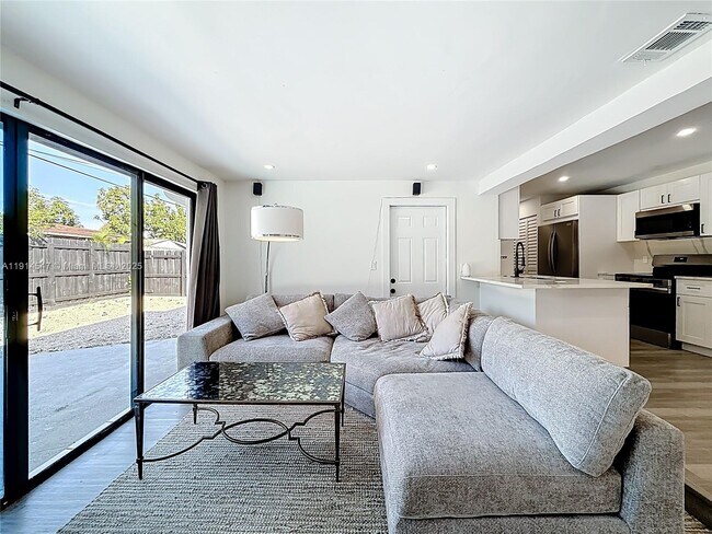 Building Photo - 600 N 66 Terrace