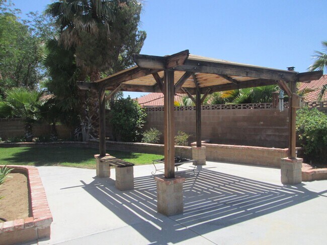 Building Photo - Please contact Vaughn Realty to set up an ...