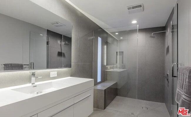 Building Photo - 2528 Westridge Rd