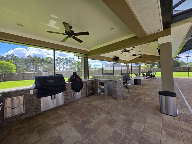 Building Photo - Gorgeous 4-Bedroom Home with Office, Pool,...