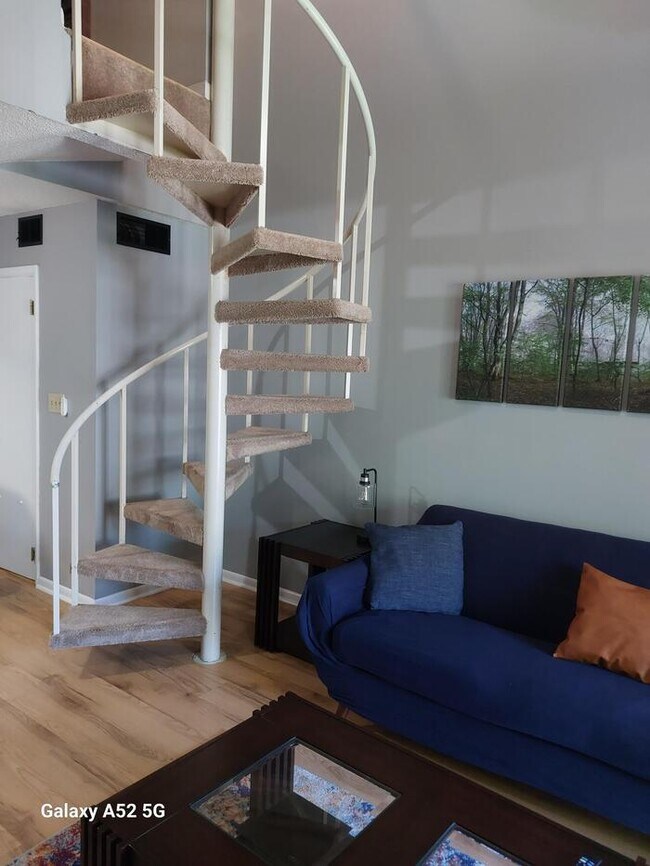 Building Photo - Furnished montly rental