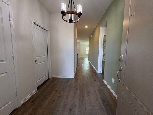 Building Photo - Pristine in Princeton!