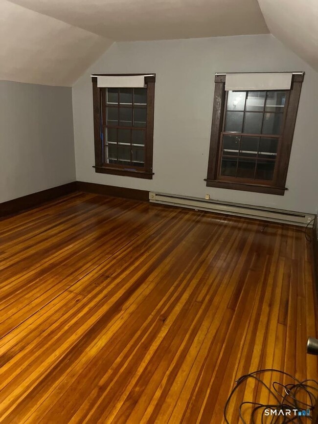 Building Photo - 10 Bank St