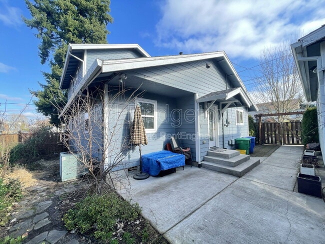 Building Photo - 4834 SE Kelly St