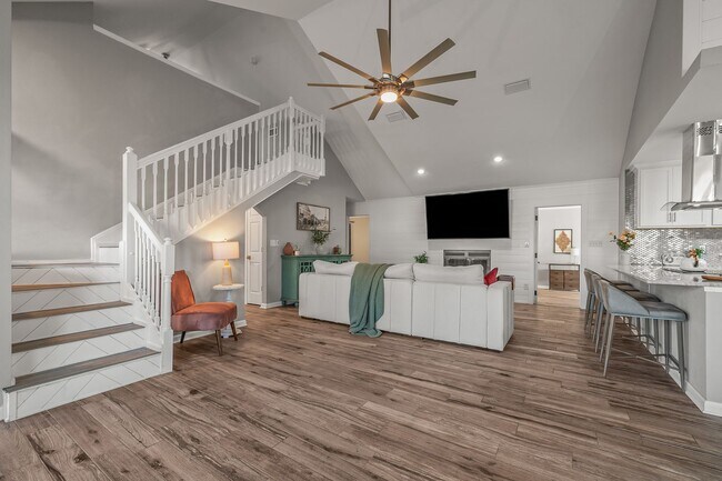 Building Photo - Stunning 4 bedroom with two bonus spaces, ...