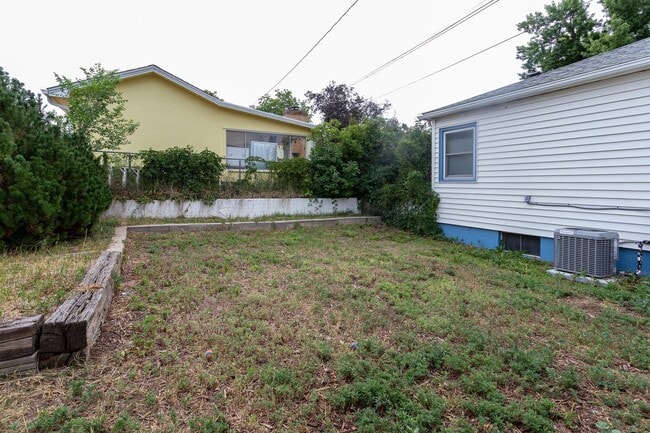 Building Photo - Lovely Downtown Property!