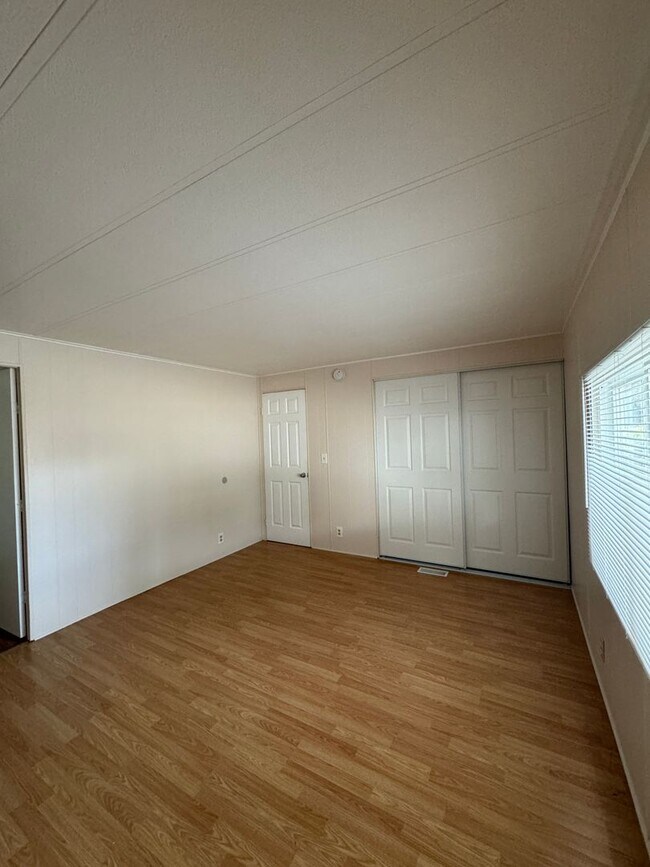 Building Photo - Beautiful rehabbed manufacture home in Lak...
