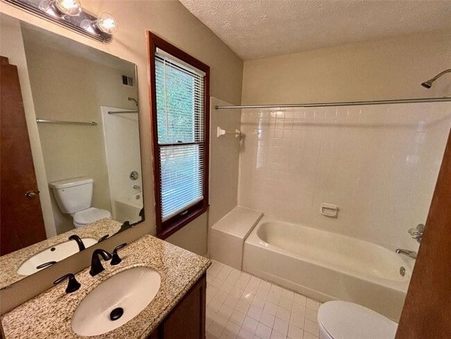 Building Photo - 666 Stratford Green