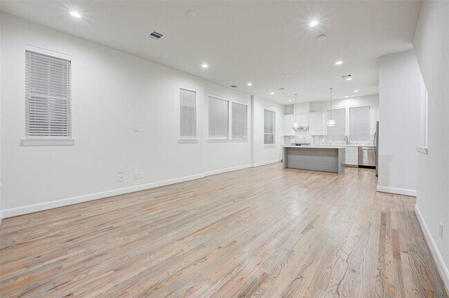 Building Photo - 2808 Grand Fountains Dr