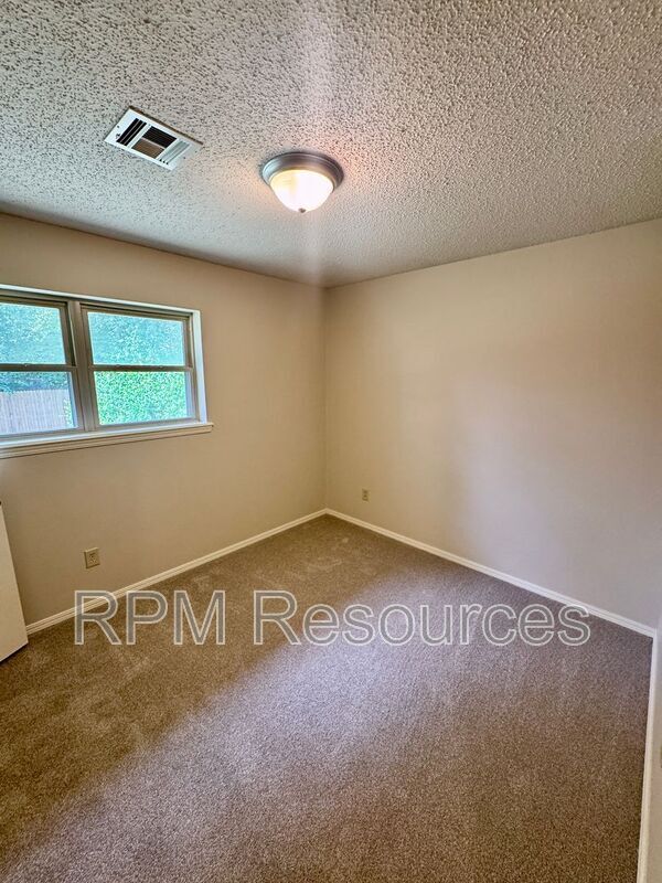 Building Photo - 405 Meadow Lake Dr