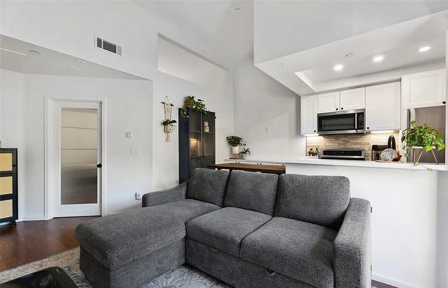 Building Photo - Upstairs Condo - Remodeled!