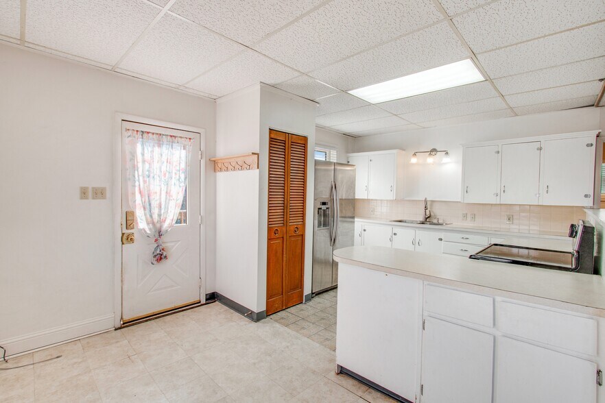 Building Photo - 3529 Vernon Drive