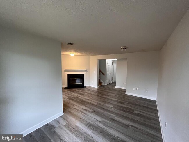 Building Photo - 3762 Farmland Dr