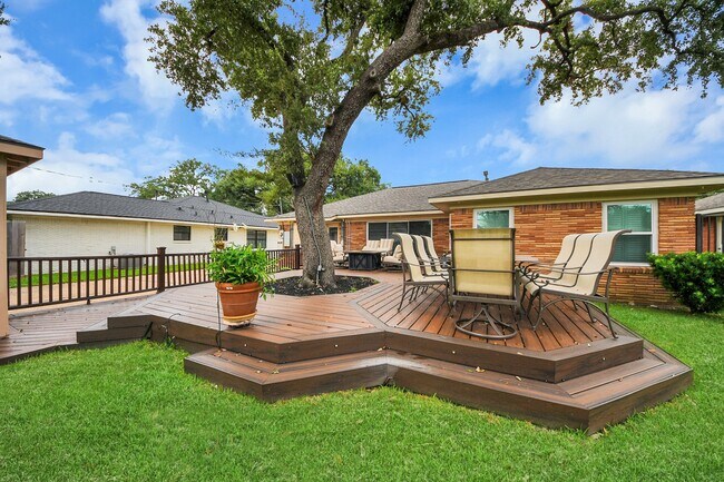 Building Photo - 6403 Waltway Dr