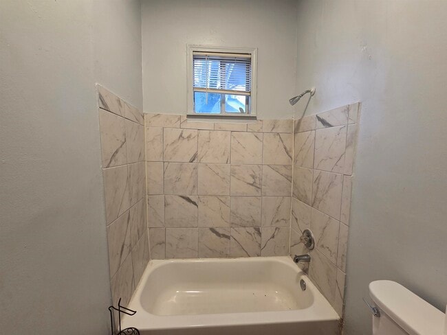 Building Photo - 993 Oakview St