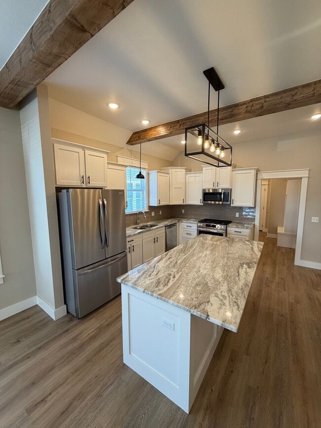 Building Photo - 3 Bed | 2 Bath House | Fridge will be add upon move in.