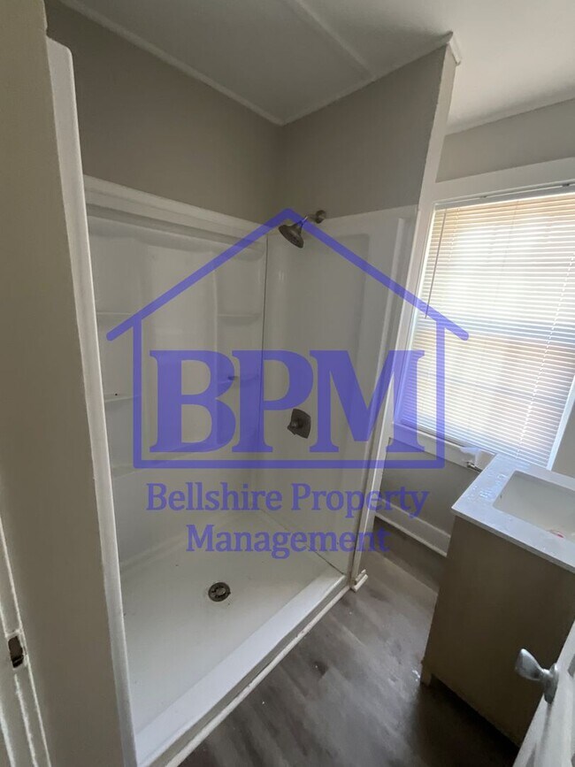 Building Photo - Freshly Renovated 3 Bed, 1 Bath Duplex – G...