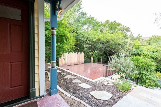Building Photo - Charming 3 Bed / 2.5 Bath Two-Story Home!
