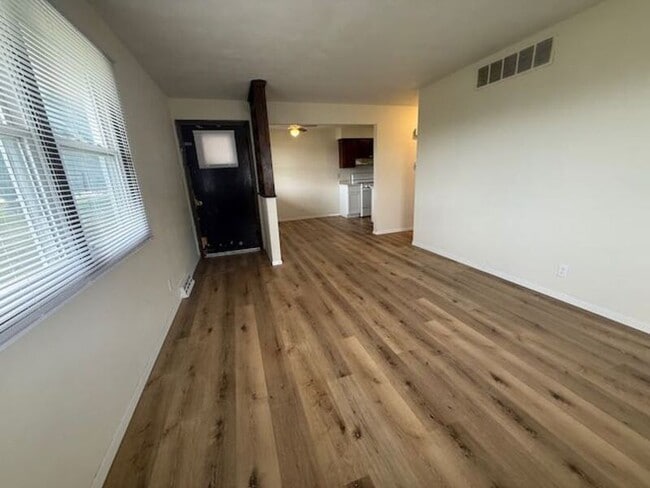 Building Photo - 409 N Murphy Rd
