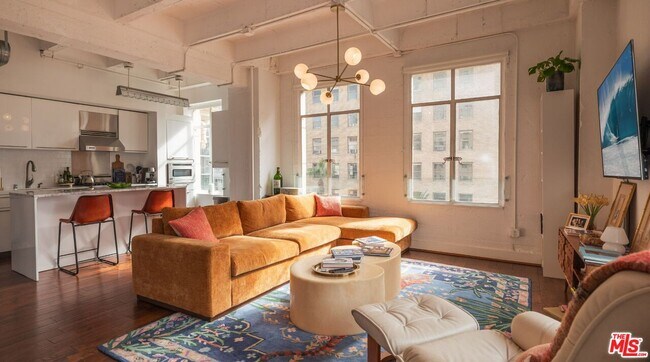 Building Photo - 6253 Hollywood Blvd