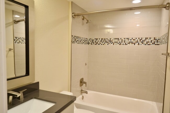 Building Photo - Bankers Hill – 2 BD, 2.5 BA! Two Assigned ...
