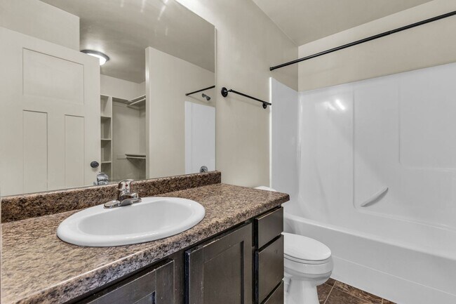 Building Photo - 4 Bedroom 3 Bathroom Home in Springville!