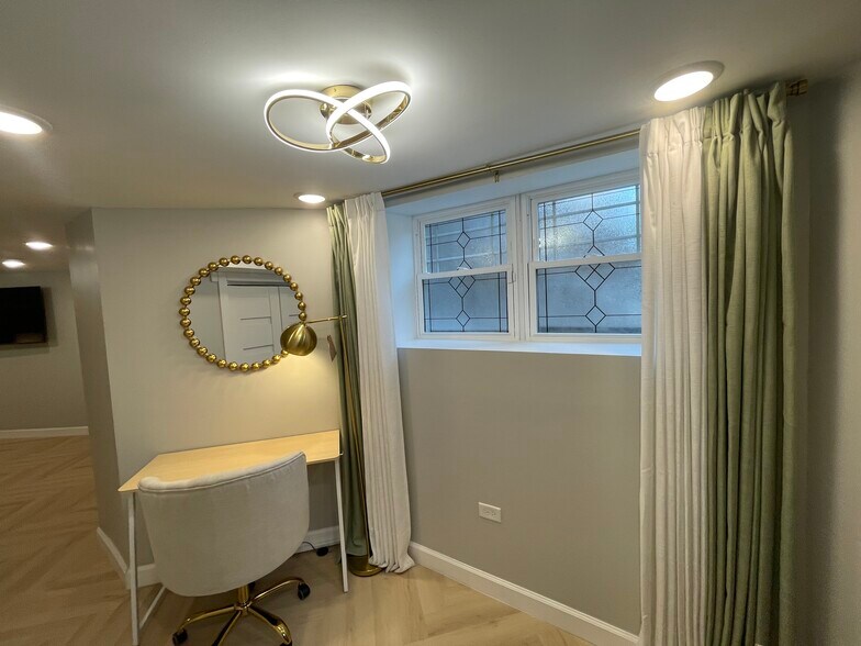 Office - 656 E 50th Pl