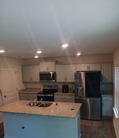 Building Photo - 271 Lilys Pl