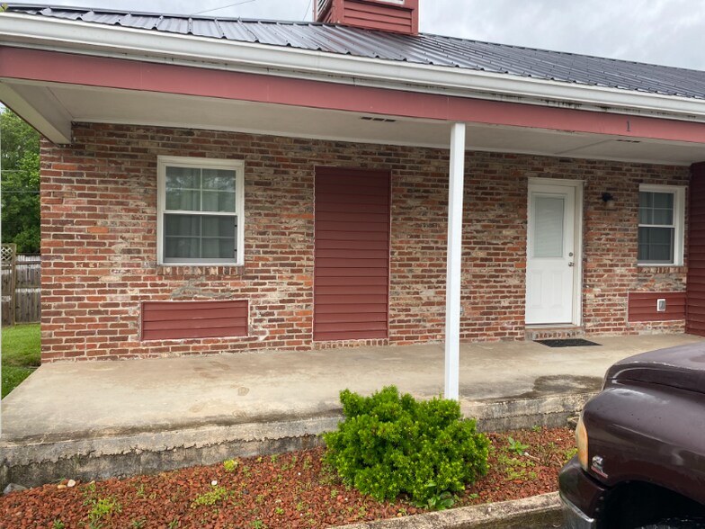Primary Photo - 1421 N Main St