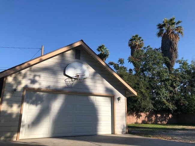 Building Photo - Two Story Home - 7 Bedrooms and 4 Bathroom...