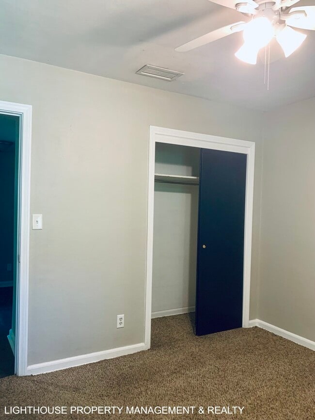 Building Photo - Large 4 Bed/2 Bath House with Carport & Fe...