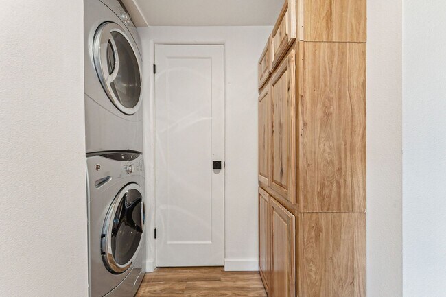 Building Photo - 1Bed/1Bath Apartment with HUGE Private Yard!