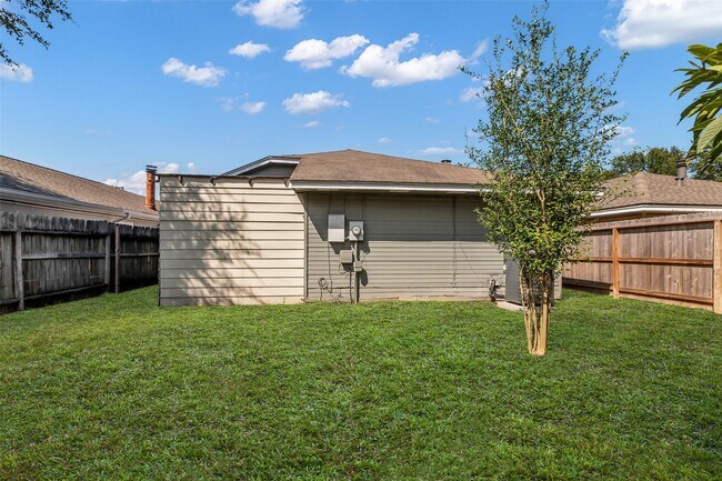 Building Photo - 7227 Greenyard Dr