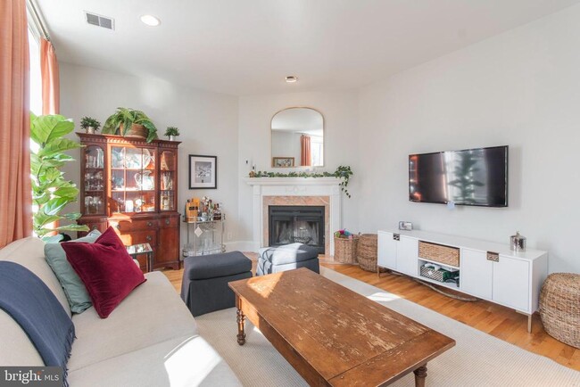 Building Photo - 1731 Wallace St