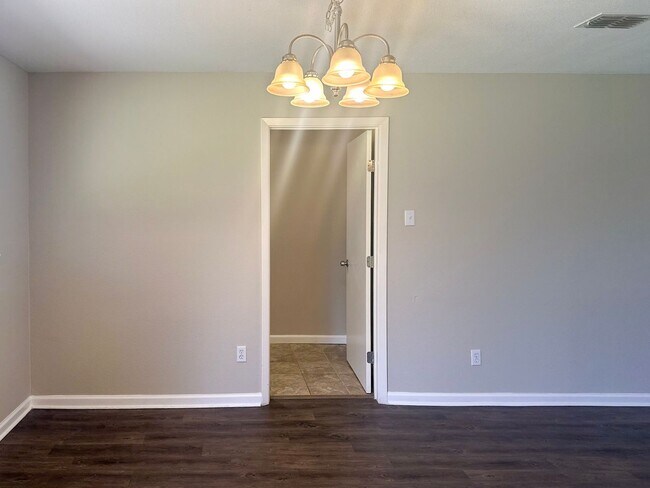 Building Photo - 4 Bedroom / 2.5 Bath Home